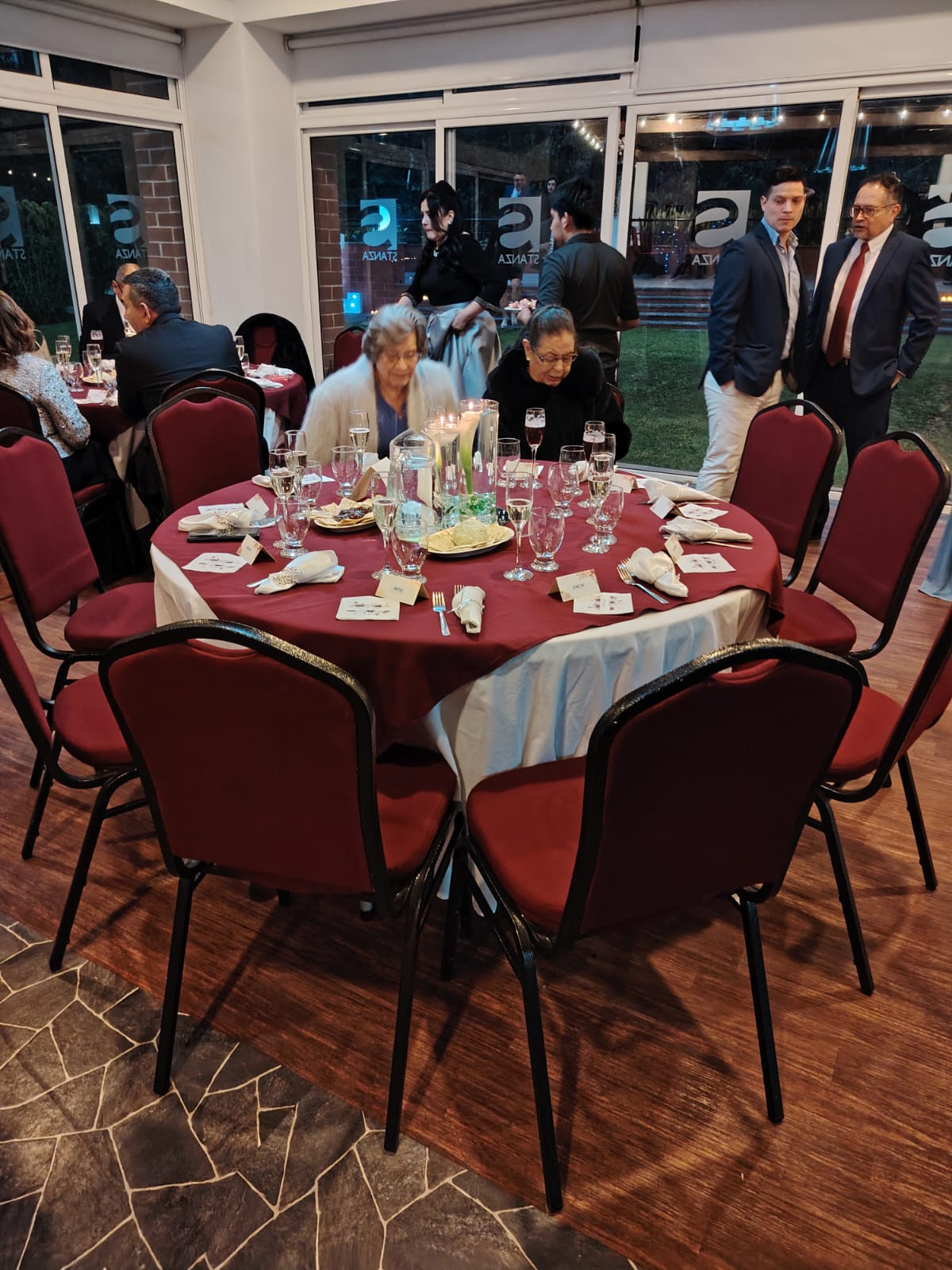 Mesa montada con mantelería roja y centro de mesa — NutriBox Eventos