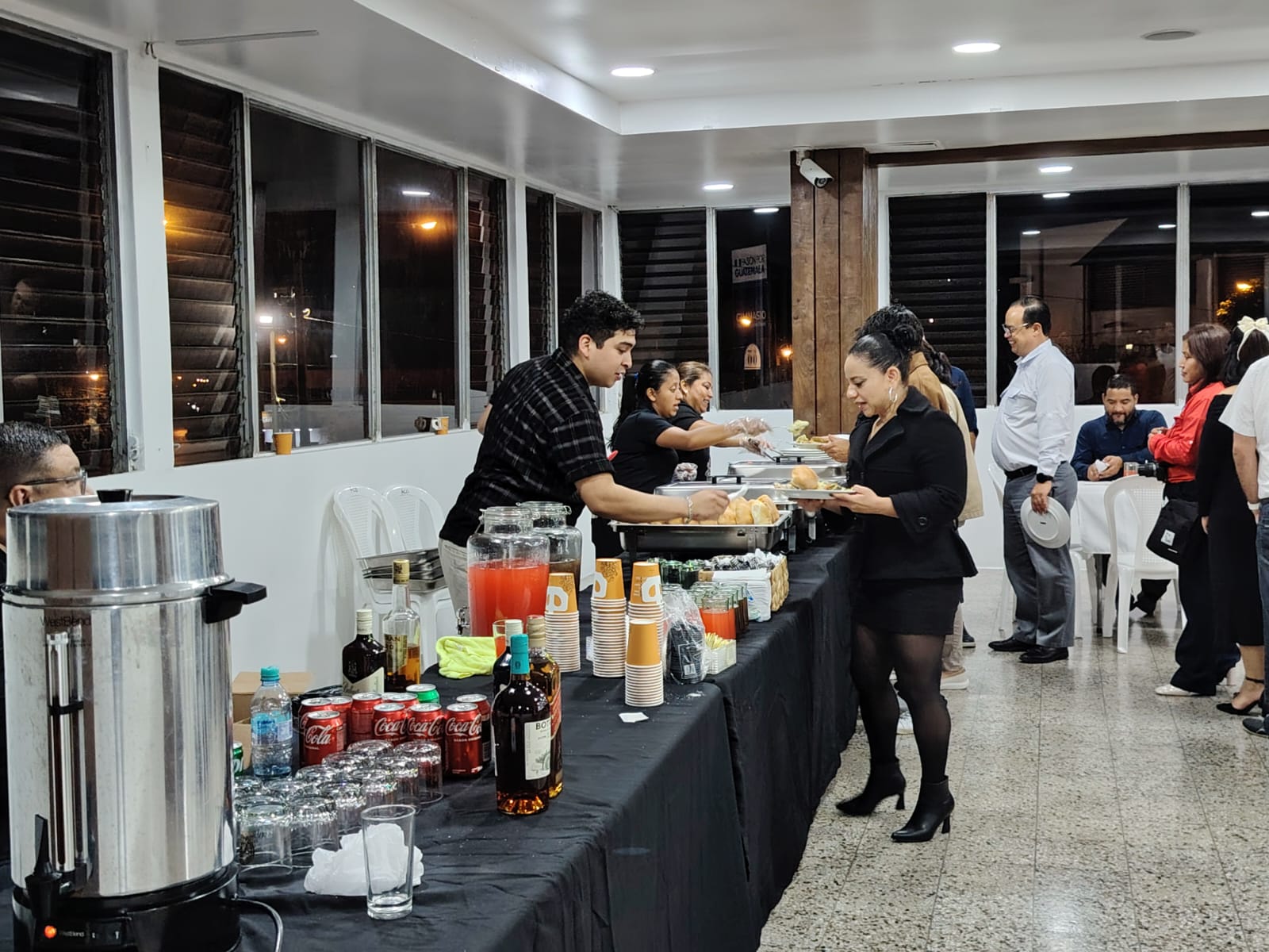 Salón de un evento con barra de bebidas — NutriBox Eventos