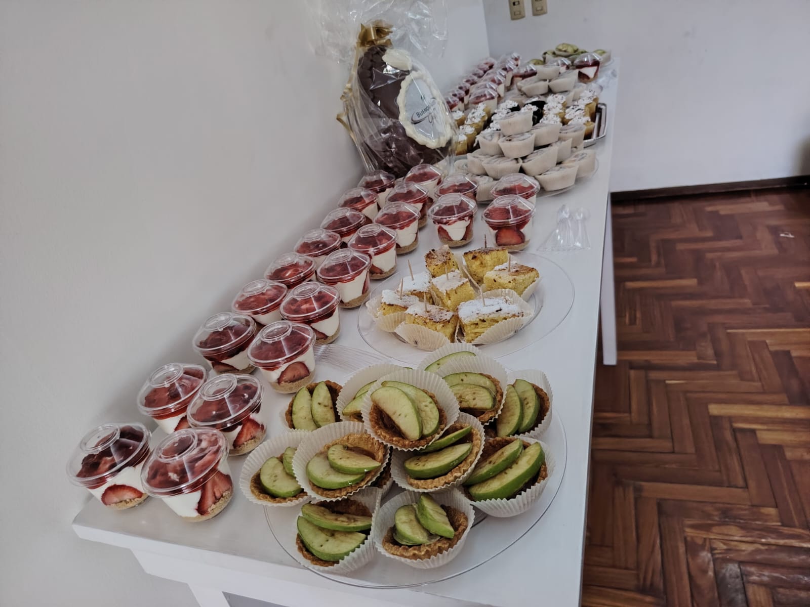 Mesa de postres variados — NutriBox Eventos